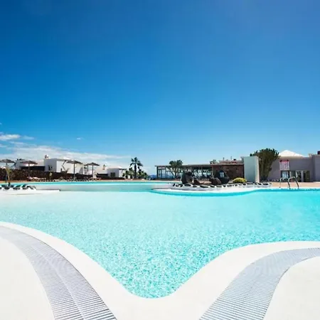 La The Two Bedroom With Half Board,wifi, In Playa Blanca Apartment *
